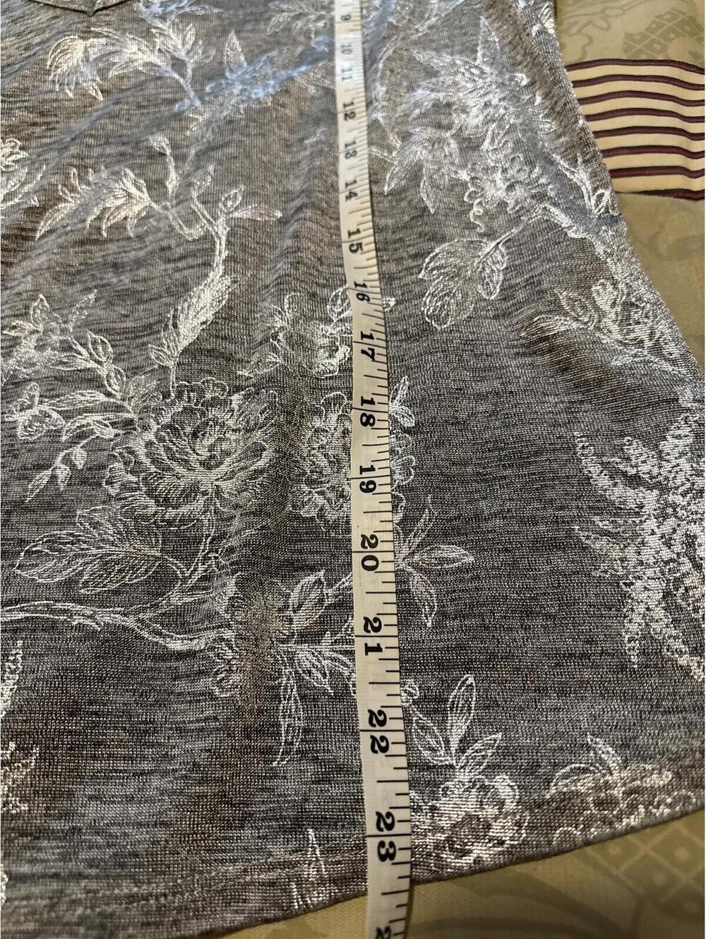 White House Black Market Gray Floral Print V-Neck Top Size L - Picture 7 of 7
